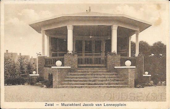 Patijnpark- Dichtersbuurt0006, Muziektent Jacob van Lennepplein. 1947.jpg - Op 23 mei 1928 werd de muziektent met een concert van het Koninklijk Zeister Harmonie Muziekgezelschap officieel in gebruik genomen. De bouw werd mede mogelijk gemaakt door een bijdrage van 1000,00 gulden die werd geschonken aan de gemeente Zeist. Het laatste concert werd gegeven in juni 1964. De bouw van de muziektent was bedoeld om de verkoop van bouwterrein in het Patijnpark te stimuleren. In februari 1965 werd hij weer afgebroken. En deze stond in het park van het Jacob van Lennepplein.